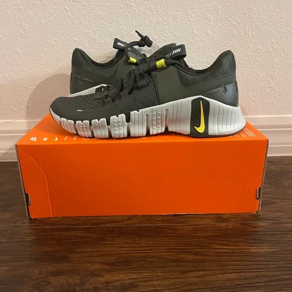 Nike | Shoes | Nike Free Metcon 5 Greywhite Mens Sneakers  display picture 3